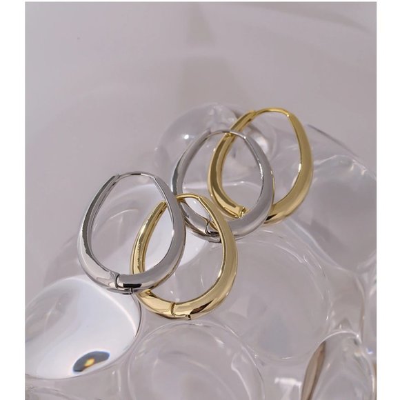 NEW 18K White Gold Plated Oval Hoop Earrings - Picture 4 of 5